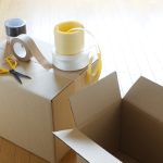 段ボール箱とガムテープ