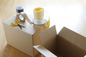 段ボール箱とガムテープ